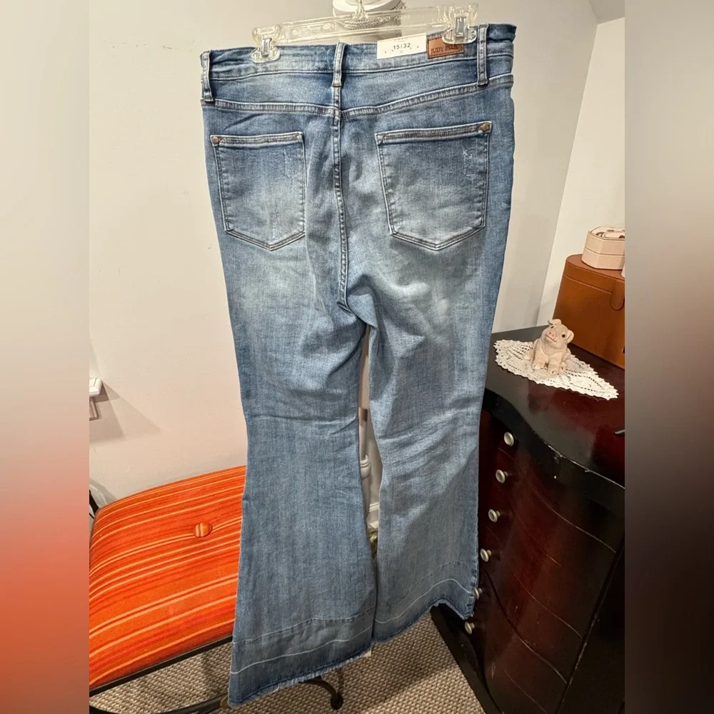 Judy Blue Stylish Blue Flare Women's Jeans - Picture 14 of 15